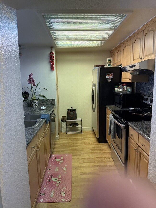 Building Photo - 600 W 9th St