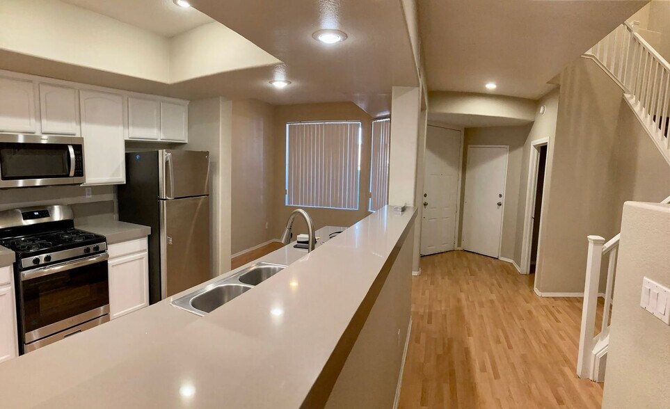 Building Photo - 656 Peachy Canyon Cir