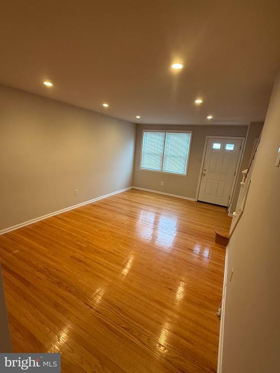 Building Photo - 320 Ripka St