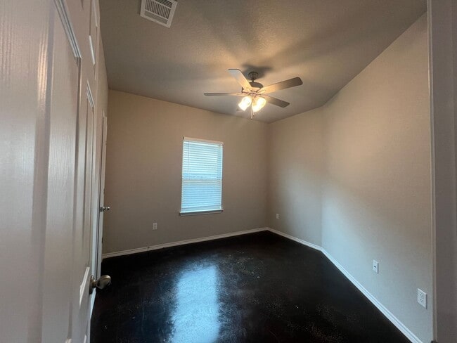 Building Photo - Luxury 3/2Duplex in Seguin, TX