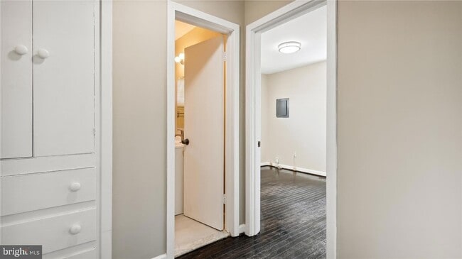 Building Photo - 1123 Parrish Dr