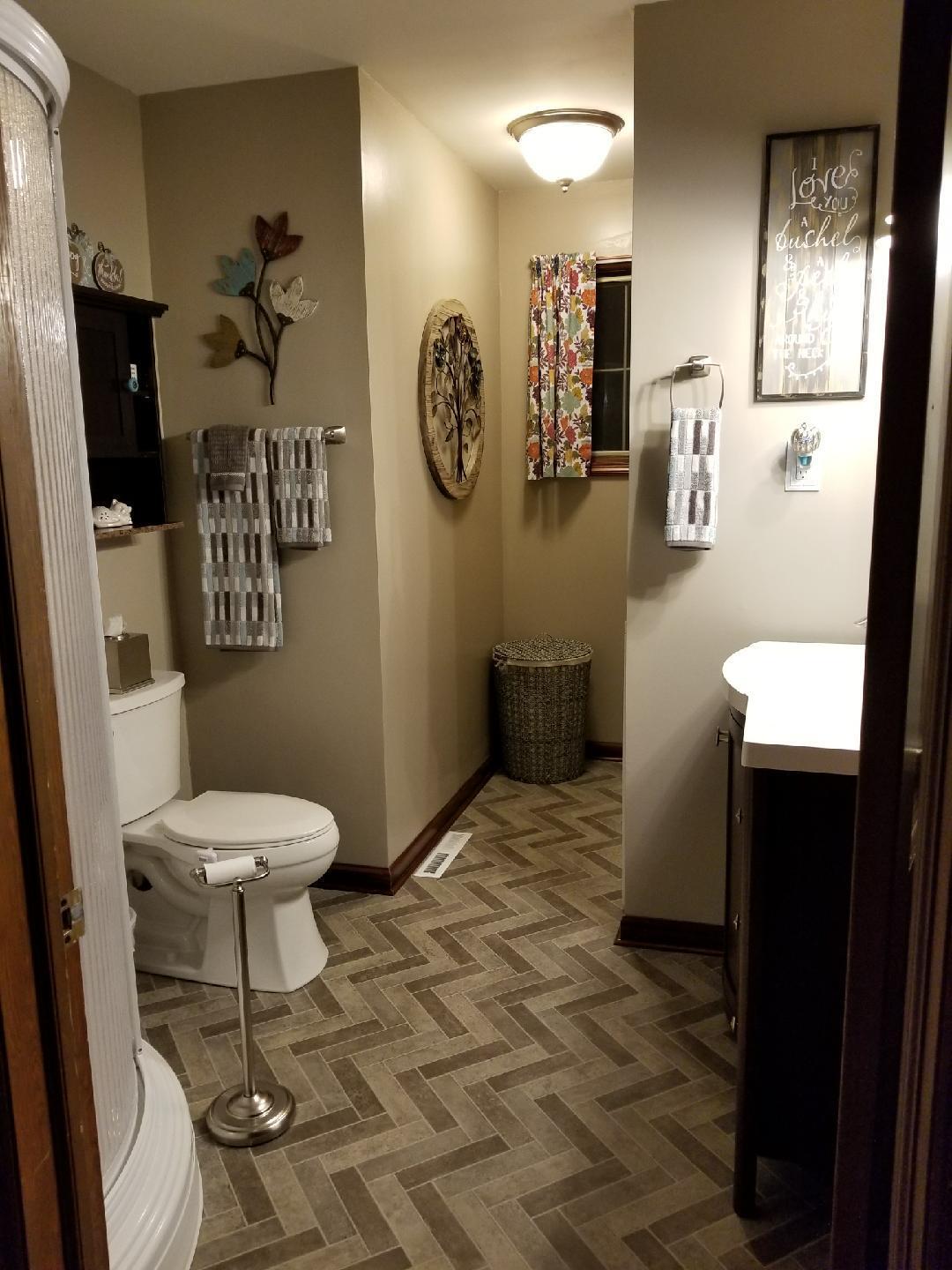 Newly renovated full bath in family room - 2781 19th Ave NE