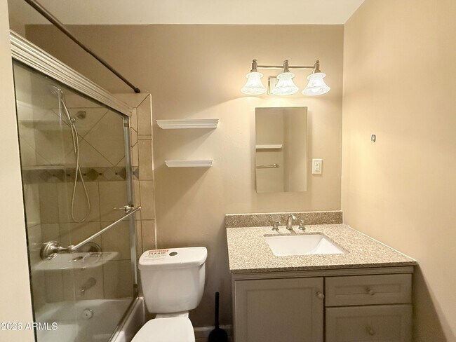 Building Photo - 5212 E Cambridge Ave