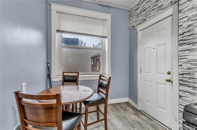 Building Photo - 946 Main St