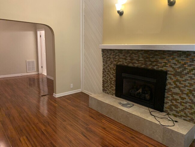 Building Photo - LIVE ON THE LAKE!!