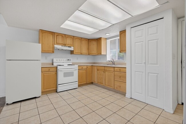 Building Photo - HUGE 6 bed 3 bath Home in Pocatello