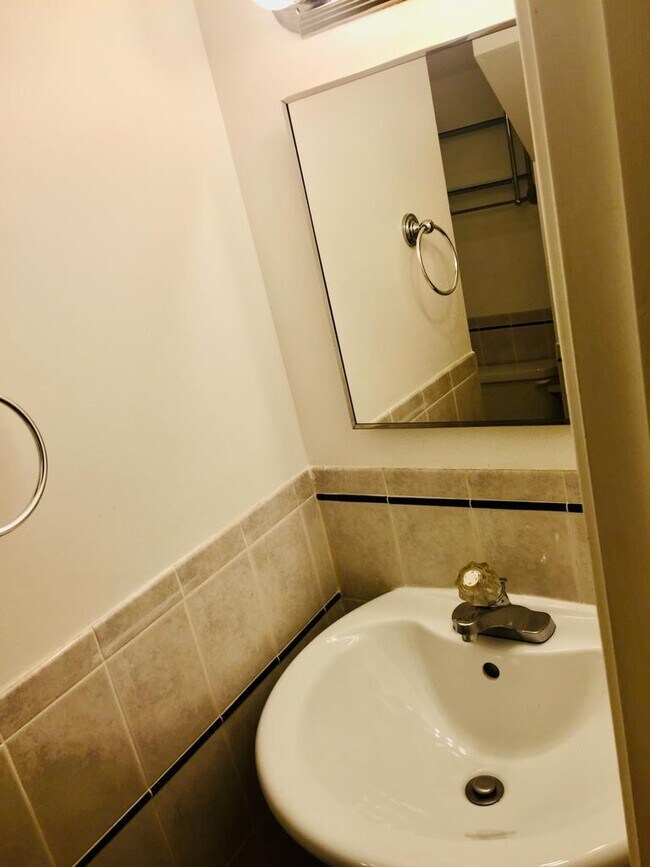 First floor bathroom - 1632 Valencia Way