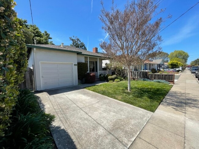 Building Photo - 3BD 1 BA Home in San Carlos with large bac...