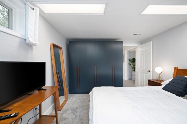 Building Photo - Golden Duplex > Unit is fully furnished feels like NEW!