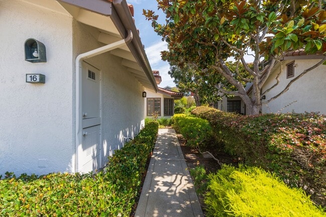 Building Photo - 16 Sausalito Cir W