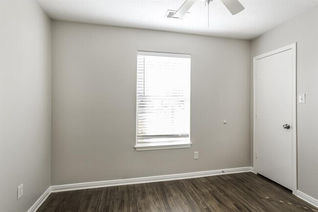 Building Photo - 16209 N View Ct