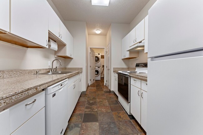 Building Photo - 3-bedroom 2 bath condo with a balcony in s...
