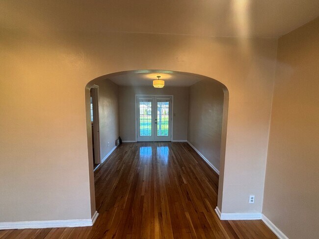 Building Photo - Charming 3 Bedroom 1 Bath single story home, with large yard