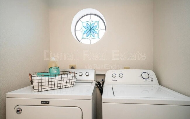 Building Photo - 1329 S Mitchell Dr