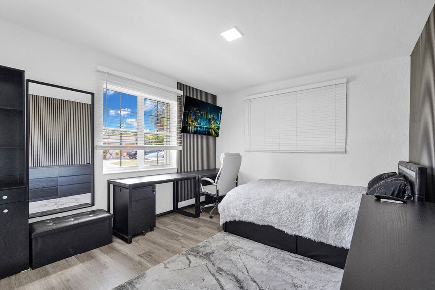 Building Photo - 1420 S 24th Ter