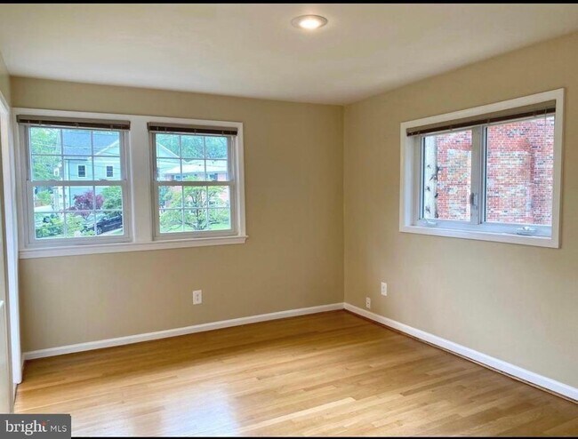 Building Photo - 1040 Warbler Pl