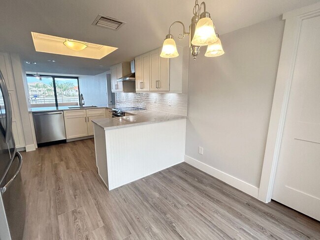 Building Photo - Beautifully Remodeled 2/2 Waterfront Unit in Gated Community!