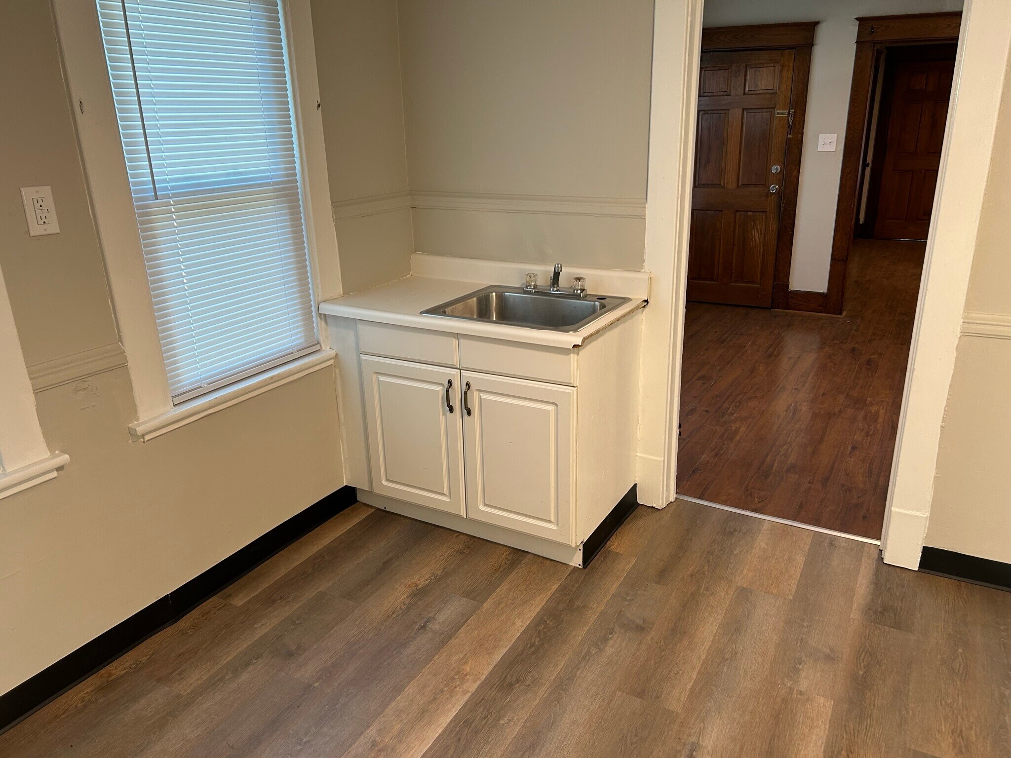 Building Photo - 624 E 24th St