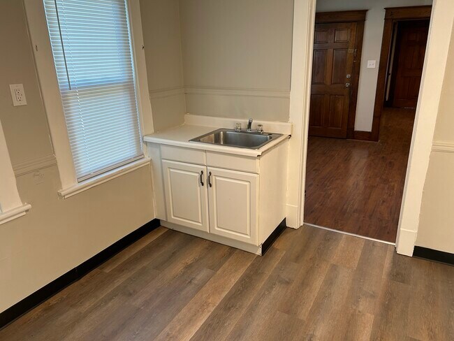 Building Photo - 624 E 24th St