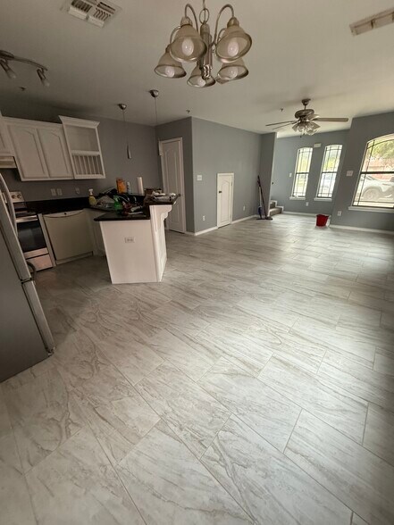 Building Photo - 106 S 48th Ln