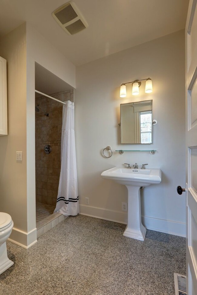 Building Photo - Charming 4 Bedrooms Madison Valley Bungalow Home