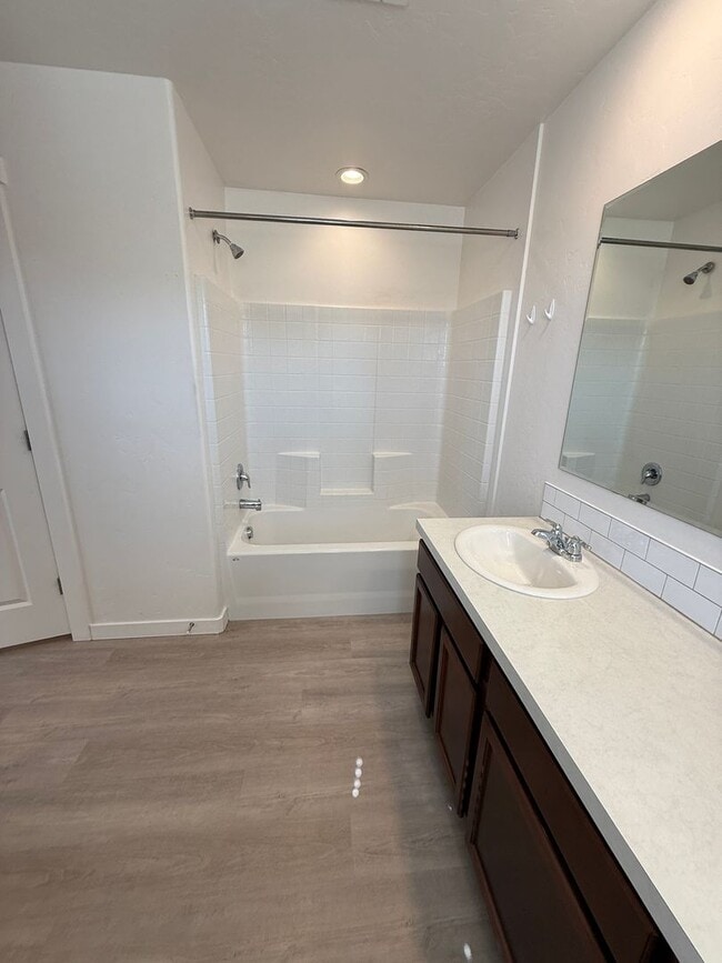 Building Photo - Available Now- Beautiful Nampa Townhome