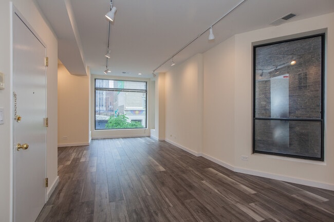Building Photo - 2336 N Clark St