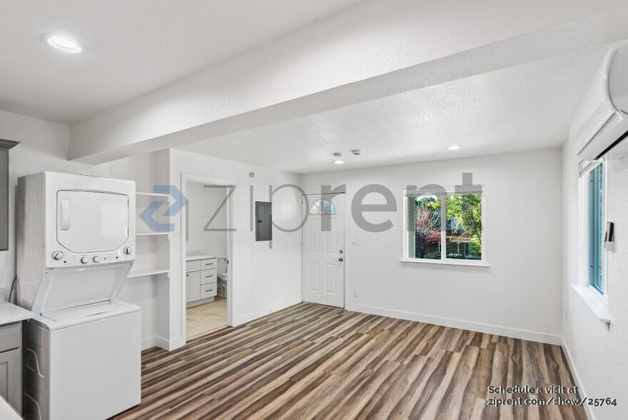 Building Photo - Unit A
