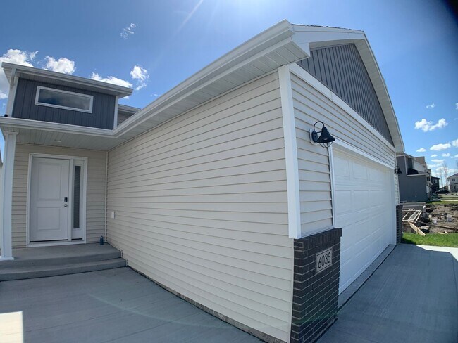 Building Photo - 4 Bed 3 Bath Single Family Home