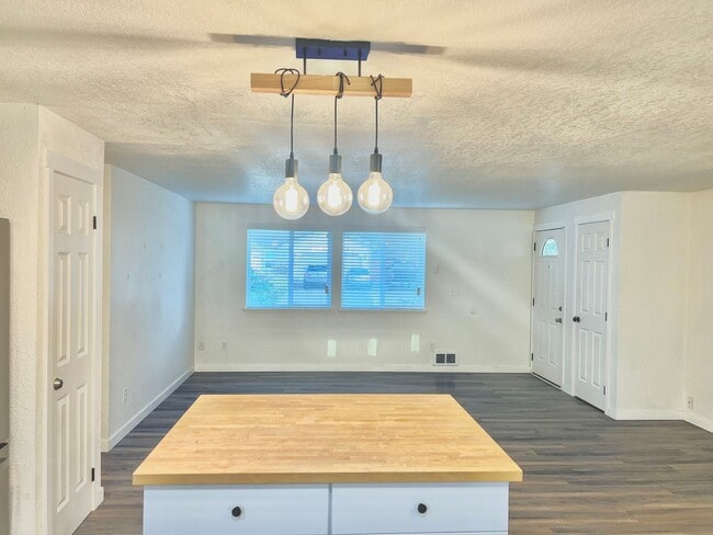 Building Photo - AVAILABLE NOW! 3BD 1.75 BATH SINGLE STORY HOME LARGE CORNER LOT