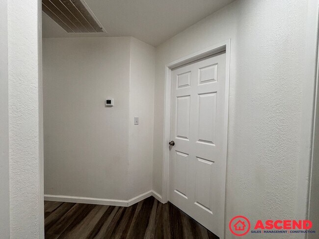 Building Photo - Beautiful 4 Bedroom Home In Rosedale!