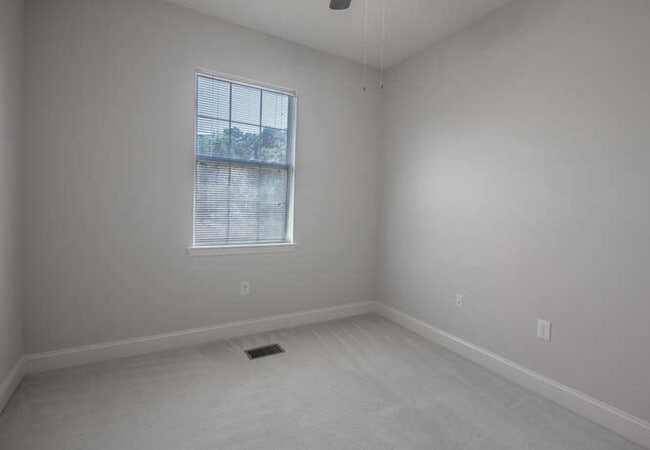 Building Photo - Updated Townhouse