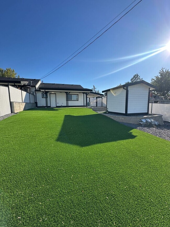Building Photo - Recently Remodeled, Large 1 bedroom Duplex