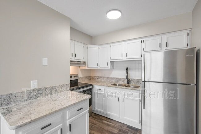 Building Photo - 2081 Hillview Rd