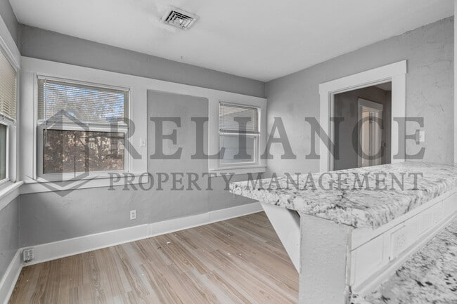 Building Photo - 3321 E Victor St