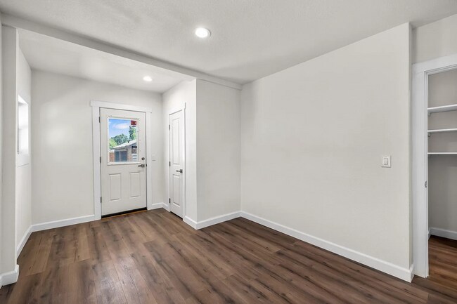 Building Photo - 202-208 NE Juniper St