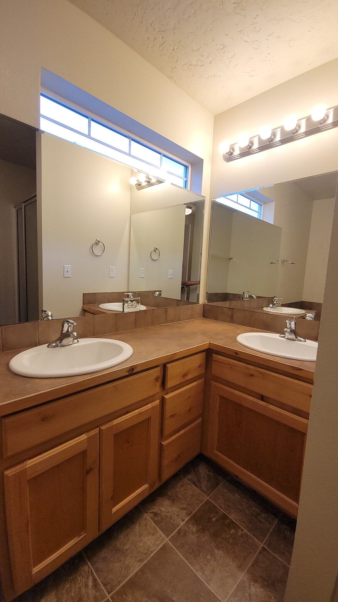 Two sinks in master bathroom - 2127 S Leadville Ave