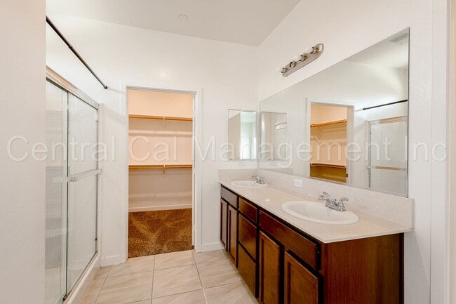 Building Photo - 4 bedroom 2 bath  Home in the Desired Sout...