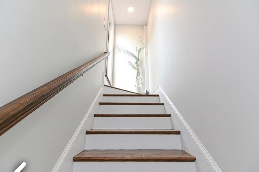 Building Photo - 52 River St