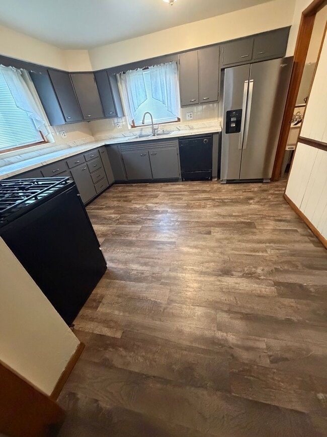 Building Photo - Creek