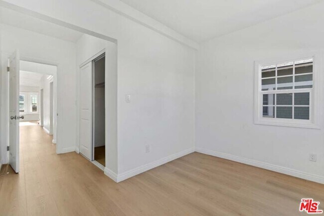 Building Photo - 1125 S Lake St