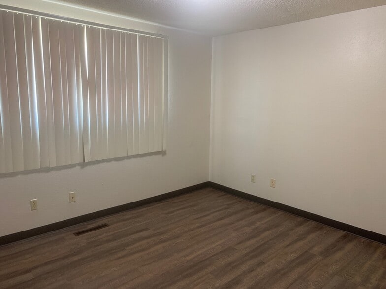 Building Photo - 8 8th St W