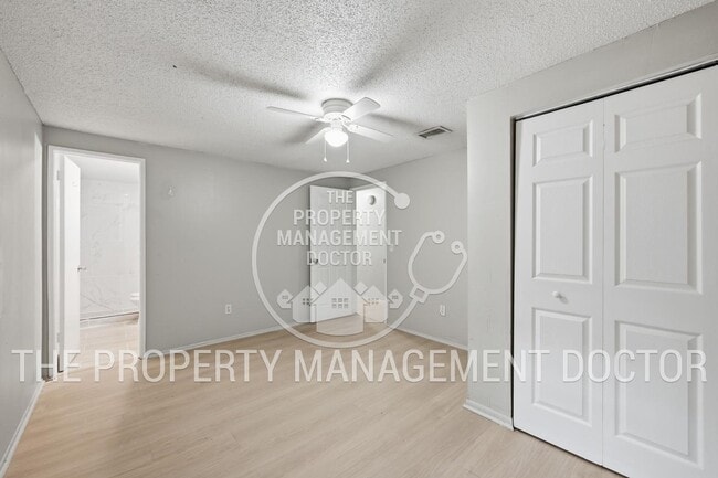 Building Photo - Modern 3/2 with an office Renovated Home in Orange Park - Ready for Immediate Move-In!