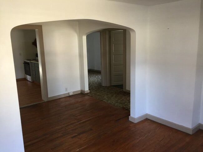 Building Photo - 3 bedrooms, 1 bath ranch house with big yard