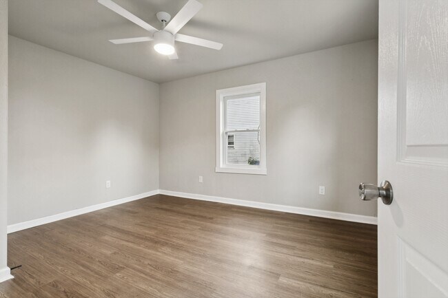 Building Photo - 924 Ivy Ave