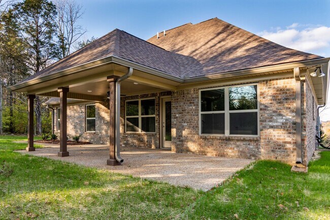 Building Photo - For Lease - 3 Beds, 2 Baths, 2300sqft home...