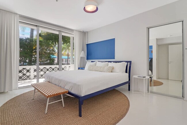 Building Photo - 250 Collins Ave