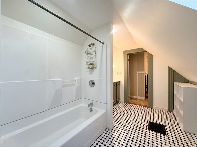 Building Photo - 102 Gregory St