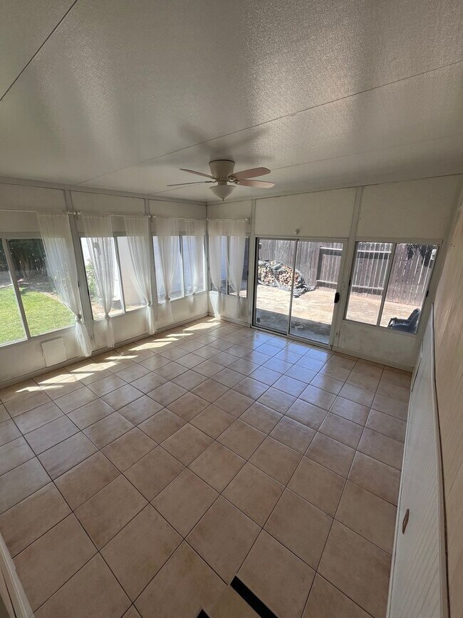 Building Photo - CUTE 2 BEDROOM HOME IN EAST SAC!!