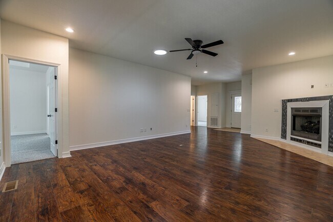 Building Photo - Immaculate 3 Bedroom Bella Vista Home! Amazing back patio!